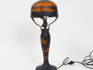 Vente aux enchères MULLER FRERES. Lampe en verre gravé et camée à l'acide à décor de pays