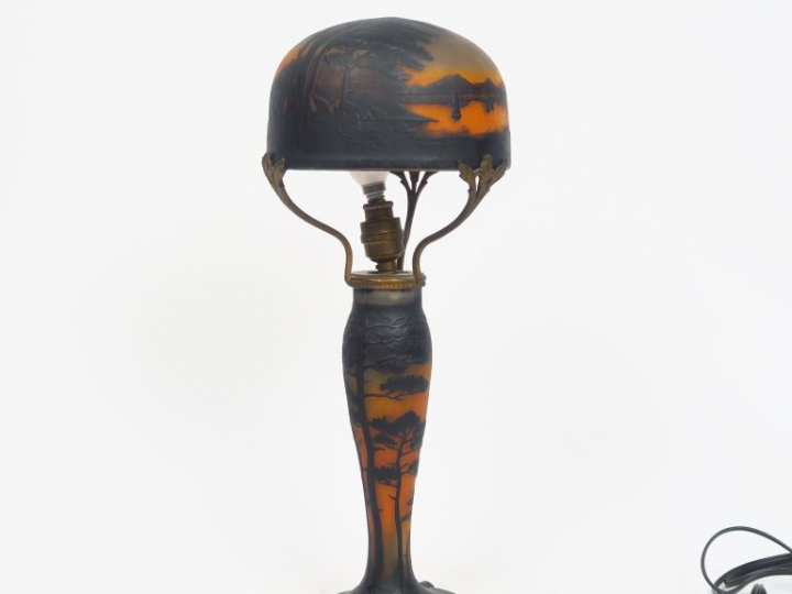 MULLER FRERES. Lampe en verre gravé et camée à l'acide à décor de pays