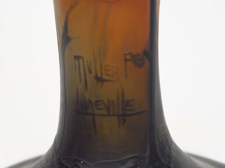 MULLER FRERES. Lampe en verre gravé et camée à l'acide à décor de pays