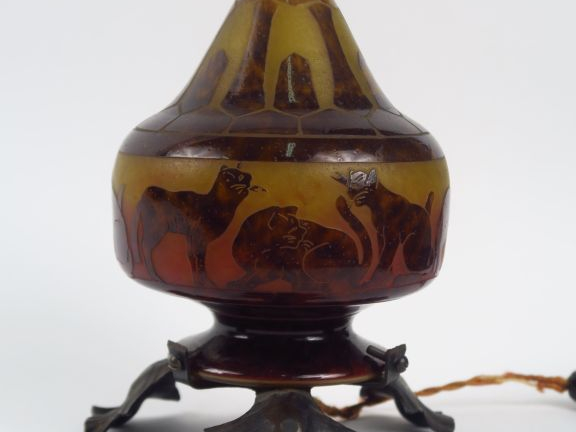 Le Verre Français. "Chats". Veilleuse en verre poudré jaune, dégradé r