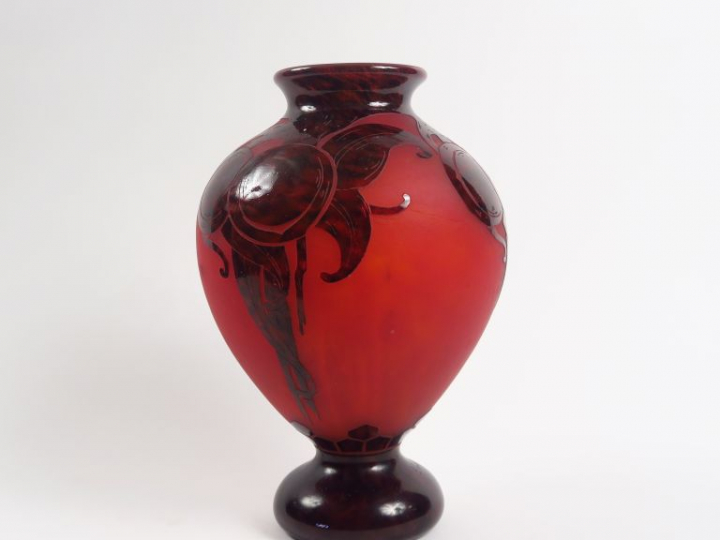	Le Verre Français. "Prune". Vase en verre, à décor mauve sur fond rou