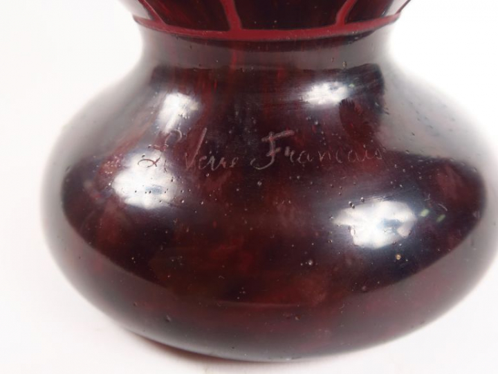 	Le Verre Français. "Prune". Vase en verre, à décor mauve sur fond rou