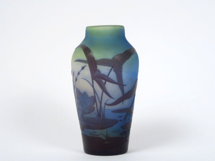 GALLE. Vase en verre, à décor gravé en camée et à l'acide de fleurs aq