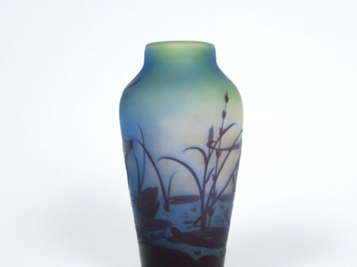 GALLE. Vase en verre, à décor gravé en camée et à l'acide de fleurs aq