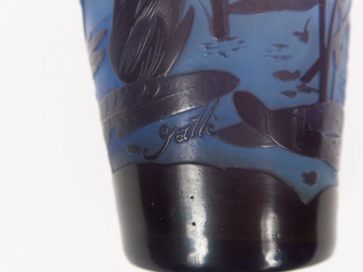 GALLE. Vase en verre, à décor gravé en camée et à l'acide de fleurs aq