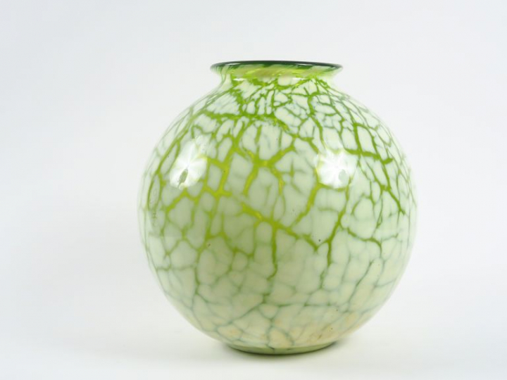 GALLE. Grand vase boule en verre moucheté blanc sur fond vert à décor 