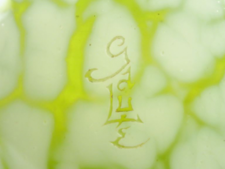 GALLE. Grand vase boule en verre moucheté blanc sur fond vert à décor 