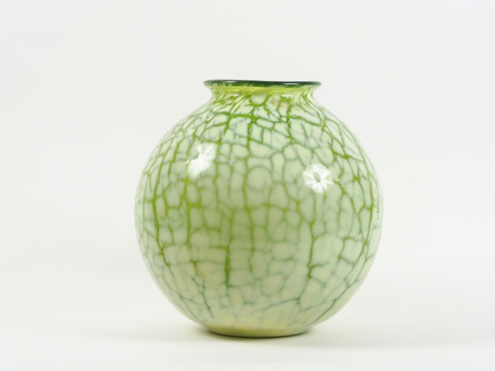 GALLE. Grand vase boule en verre moucheté blanc sur fond vert à décor 