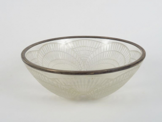 Vente aux enchères R. LALIQUE. Coupe en verre et verre opalescent, monture argent. Diam. 
