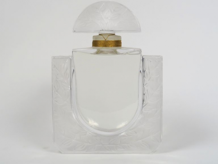 LALIQUE France. Grand flacon de parfum en cristal. Signé. Dim. 26,5 x 