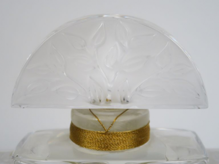 LALIQUE France. Grand flacon de parfum en cristal. Signé. Dim. 26,5 x 