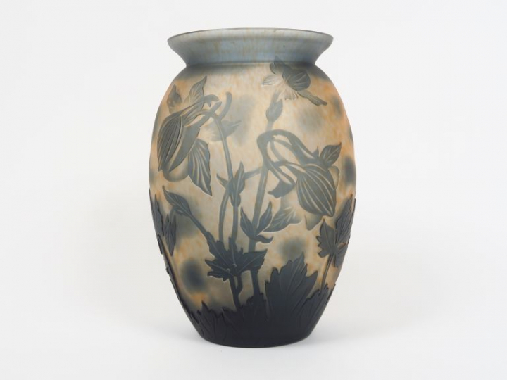 de VIANNE. Vase en verre, à décor gravé en camée et à l'acide de pavot