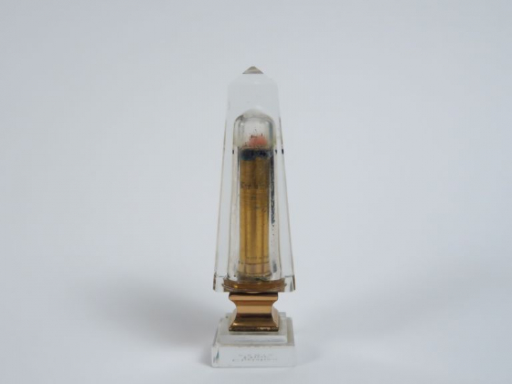 Christian DIOR. Etui à rouge à lèvres en verre en forme d'obélisque.