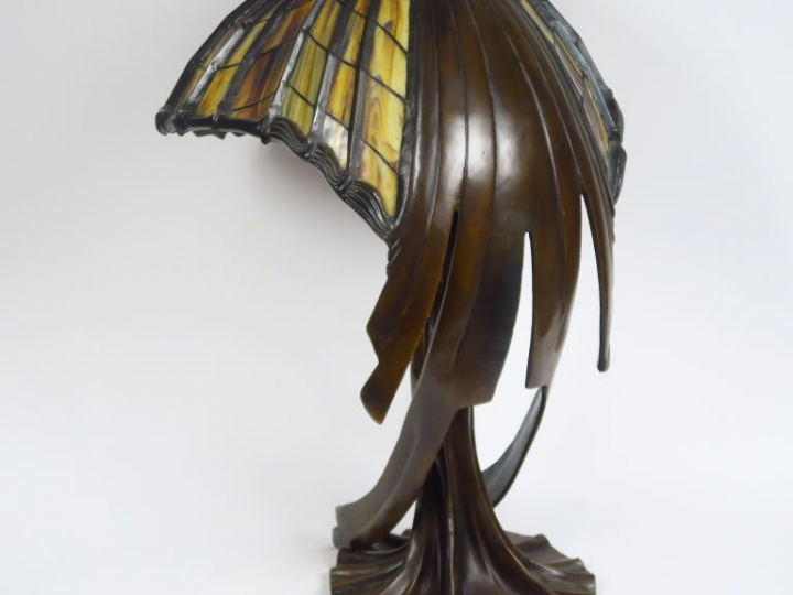 BEHRENS. Grande lampe de style Art Nouveau en bronze à patine brune et