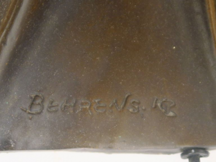 BEHRENS. Grande lampe de style Art Nouveau en bronze à patine brune et