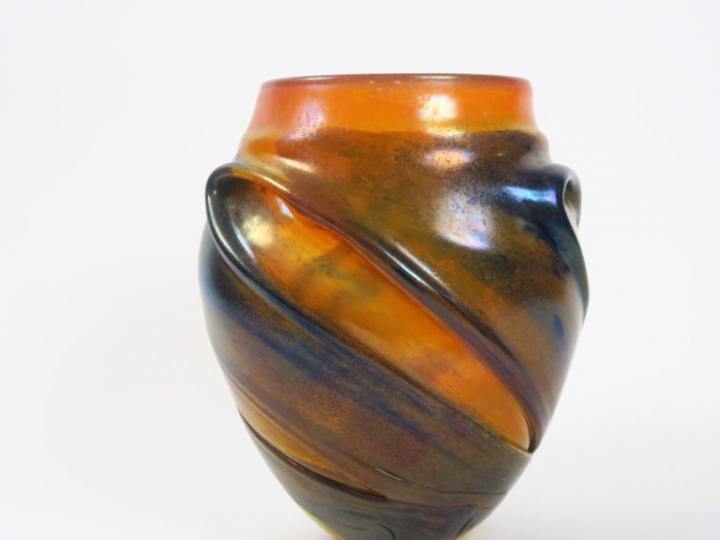 JOUMANI. Vase en verre soufflé sur fond orangé. Signé. H. 28 cm