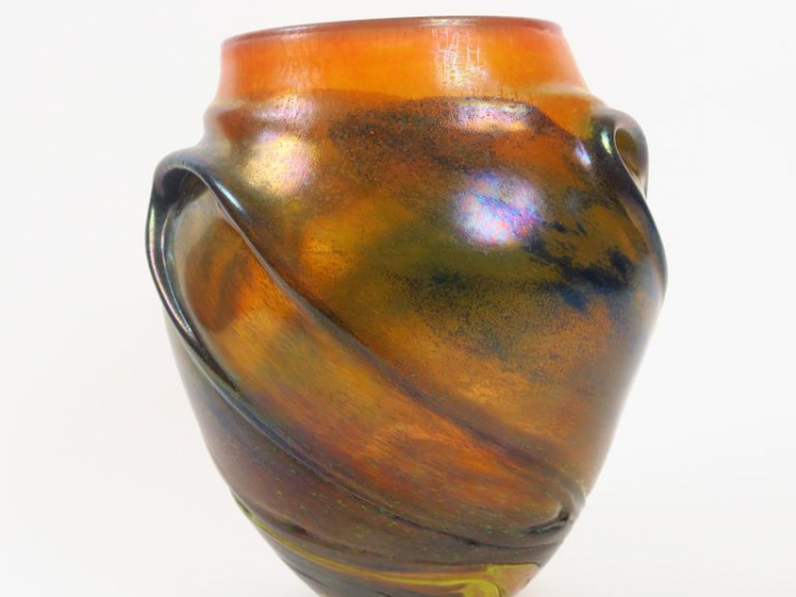 JOUMANI. Vase en verre soufflé sur fond orangé. Signé. H. 28 cm