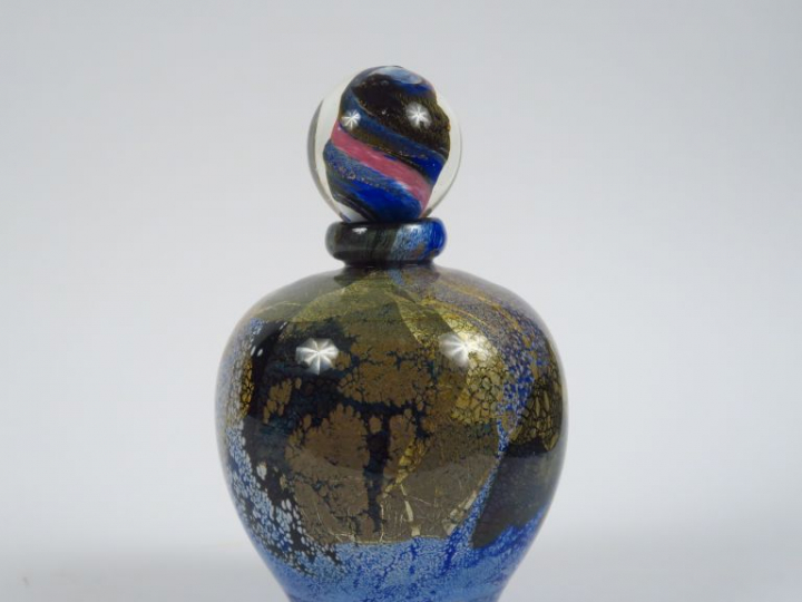 J.C. NOVARO. Flacon en verre soufflé polychrome. Signé. H. 23 cm