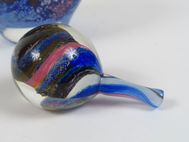 J.C. NOVARO. Flacon en verre soufflé polychrome. Signé. H. 23 cm