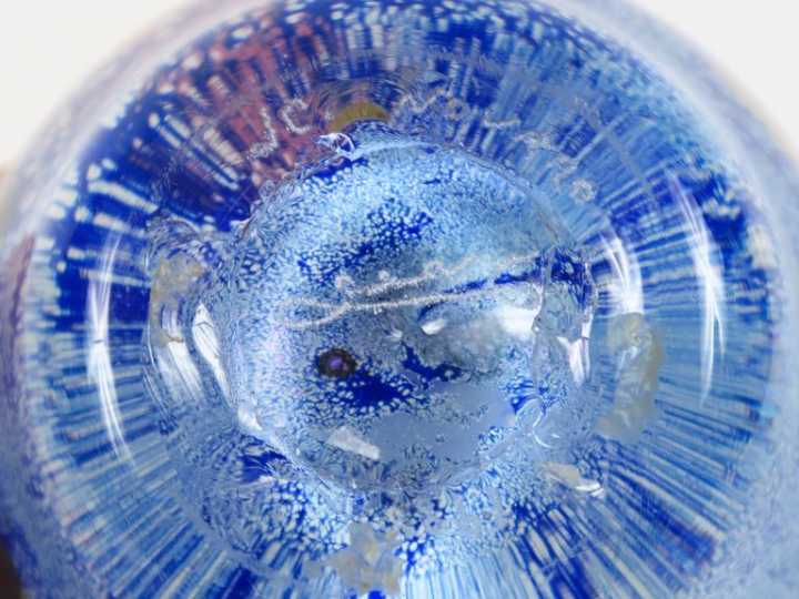 J.C. NOVARO. Flacon en verre soufflé polychrome. Signé. H. 23 cm