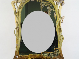Vente aux enchères Miroir de style Art Nouveau en bois et stuc polychrome à décor d'iris 