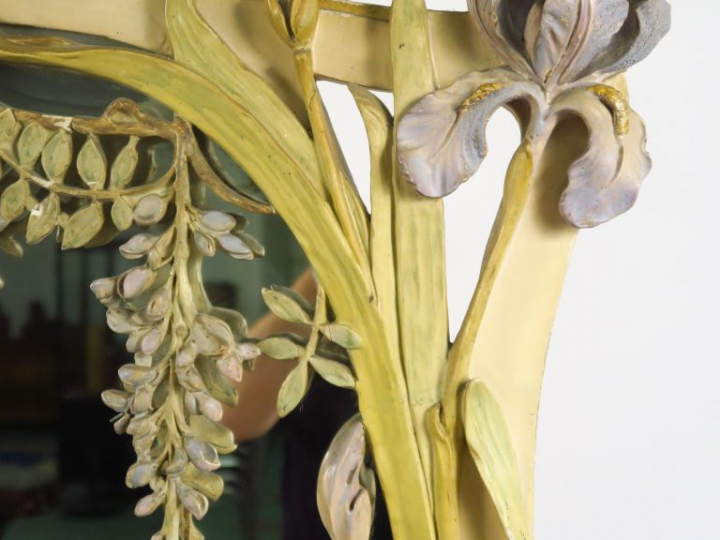 Miroir de style Art Nouveau en bois et stuc polychrome à décor d'iris 