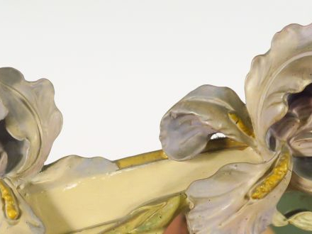 Miroir de style Art Nouveau en bois et stuc polychrome à décor d'iris 