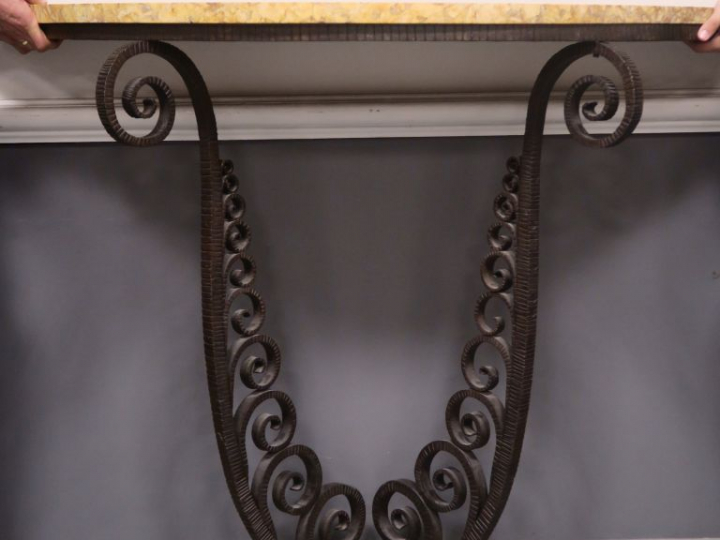 Console demi-lune Art déco en fer forgé.  Dessus marbre.  107 x 130 x 