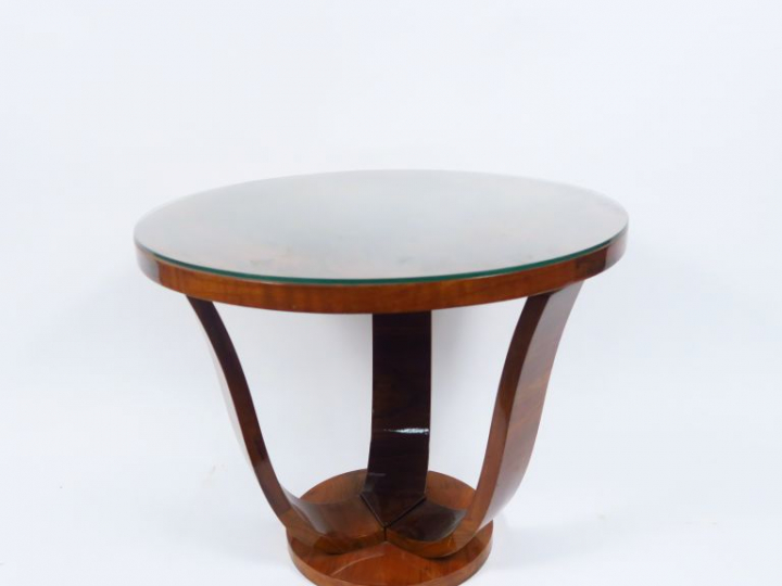 Guéridon tripode de style Art déco en noyer et placage de noyer. H. 56