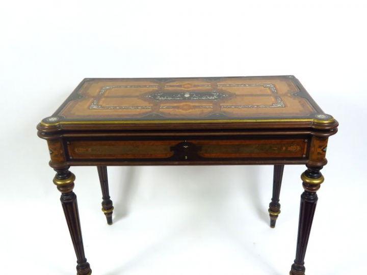 Table à jeux Napoléon III en marqueterie Boulle, nacre, laiton, ivoire