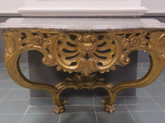 Vente aux enchères Console de style Louis XV en bois doré sculpté Dessus marbre gris. 78 
