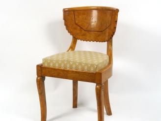 Vente aux enchères Chaise Charles X en placage de bouleau.