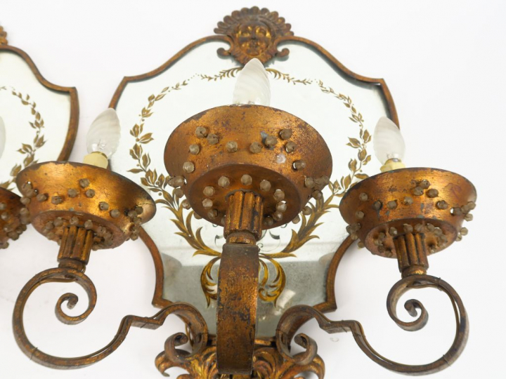 Paire d’appliques 1900 dans le style vénitien du XVIIIème, en fer laqu