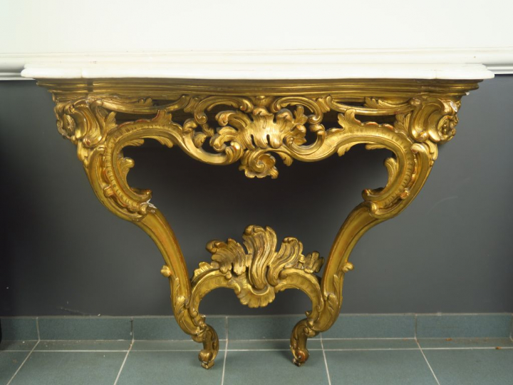 Grande console Louis XV en bois sculpté et doré, à décor ajouré de feu