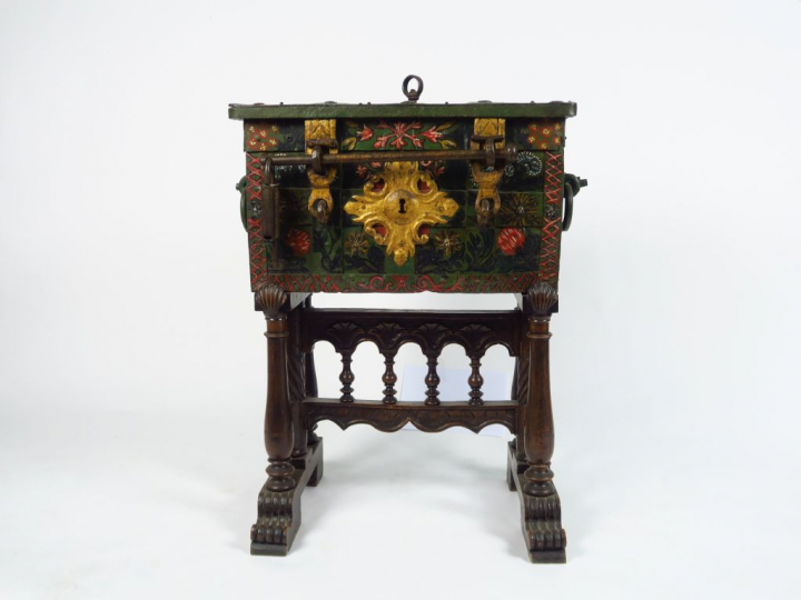 Coffre de marine XVIIème en fer polychrome, à décor de fleurs, belle s