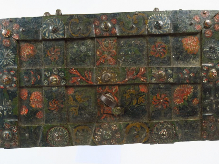 Coffre de marine XVIIème en fer polychrome, à décor de fleurs, belle s