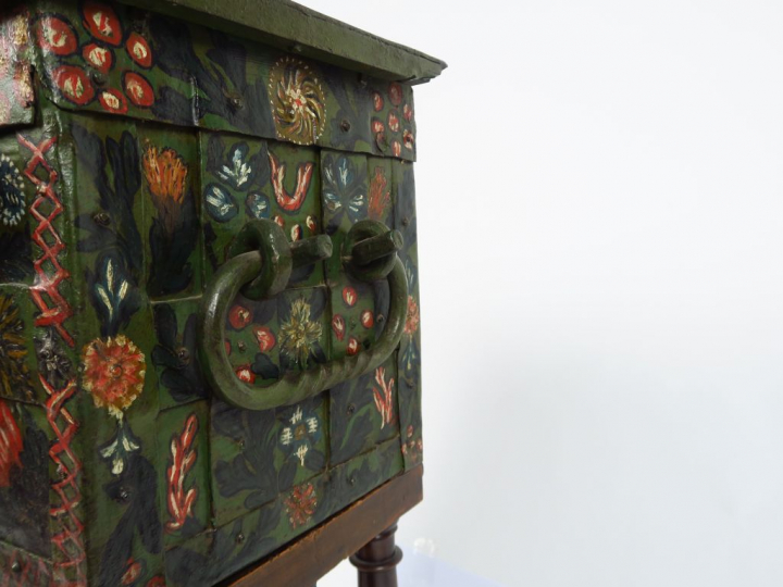 Coffre de marine XVIIème en fer polychrome, à décor de fleurs, belle s