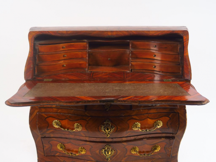 Commode scriban Louis XV en marqueterie de noyer et de palissandre, à 