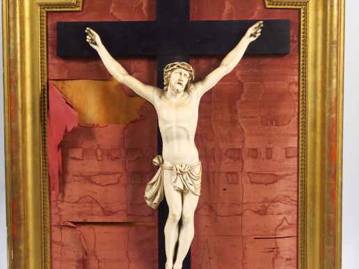Grand crucifix XIXème en ivoire dans un cadre en bois et stuc doré Dim