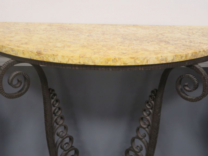 Console demi-lune Art déco en fer forgé.  Dessus marbre.  107 x 130 x 