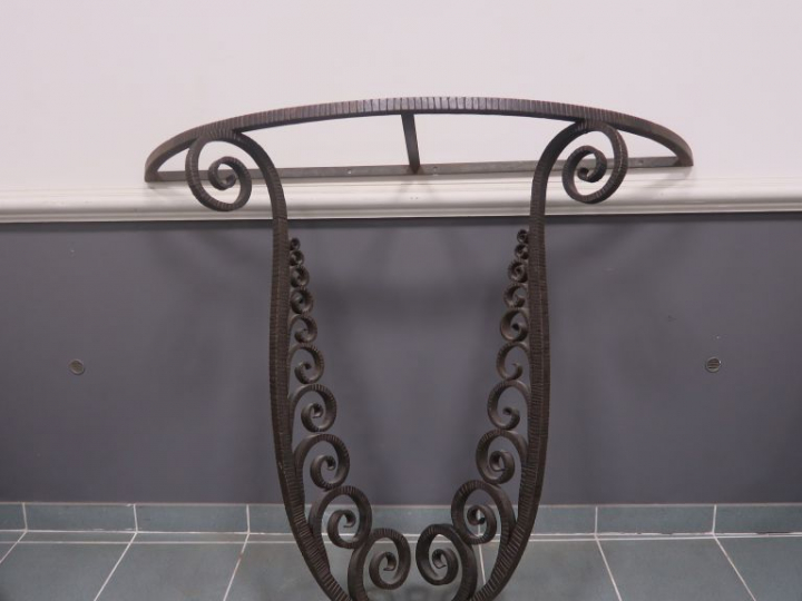 Console demi-lune Art déco en fer forgé.  Dessus marbre.  107 x 130 x 