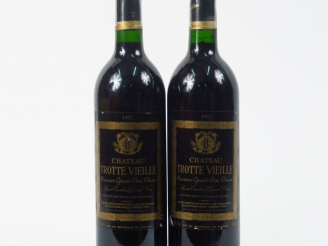 Vente aux enchères 2 BOUTEILLES CHÂTEAU TROTTE VIEILLE 1er GCC ST EMILION - 1992