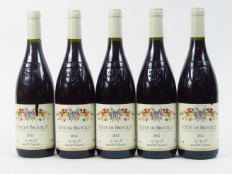 Vente aux enchères 5 BOUTEILLES CÔTE DE BROUILLY LES PETITS FILS DE B. LAFONT - 2012 - 1 