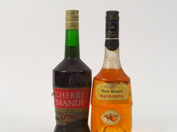 2 BOUTEILLES : 1 MANDARINA MARIE BRIZARD - 1 CHERRY BRANDY