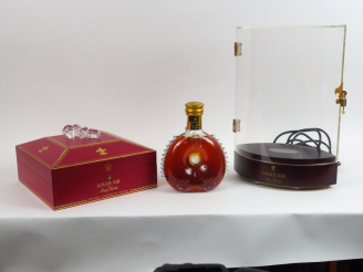 Vente aux enchères 1 BOUTEILLE COGNAC LOUIS XIII REMY MARTIN - COFFRET et VITRINE DE PRES