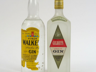 Vente aux enchères 2 BOUTEILLES GIN : 1 GILBEY'S - 1 HIRAM WALKER EA