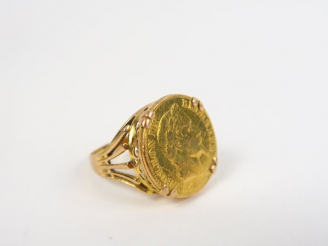 Vente aux enchères Pièce de 10 Francs or 1864 montée en bague. Monture or jaune.  TDD. 59