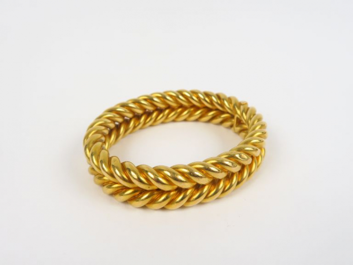 Bracelet double rangs torsadés en or jaune.  Poids. 49,40 g
