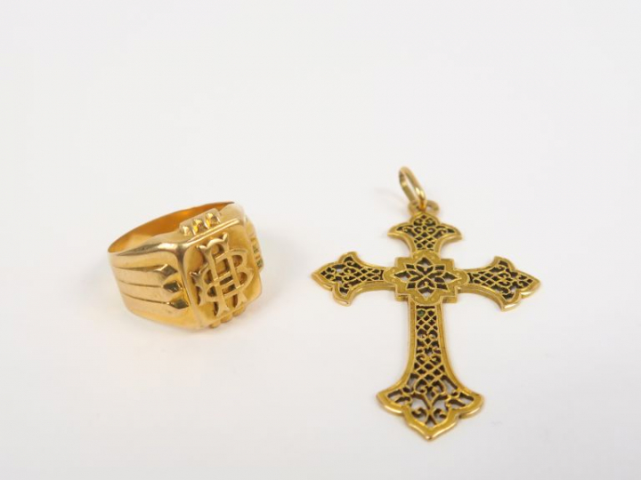 Lot comprenant :  - une croix, à décor ajouré en or jaune. - une bague