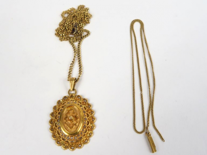 Deux chaines et un pendentif en or jaune. Poids. 15 g (une chaine acci